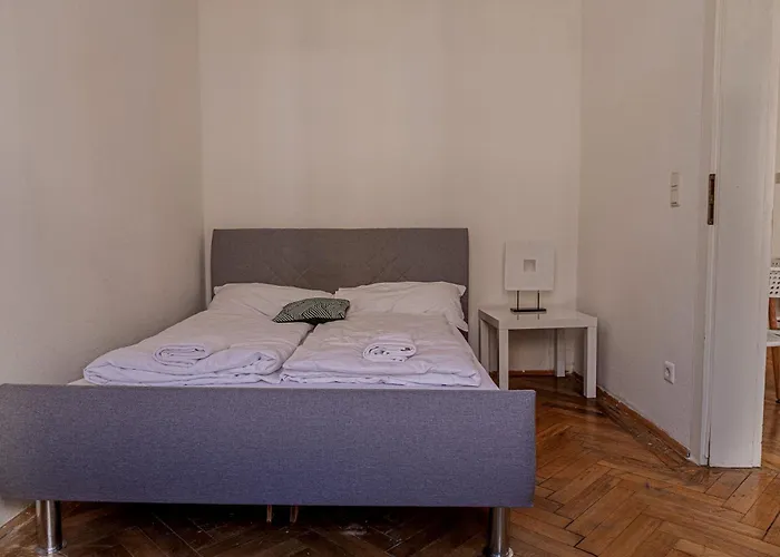 Stylish 2br, Perfect Location & Well Connected *
