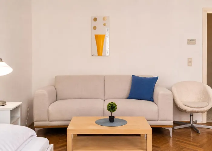 Stylish 2br, Perfect Location & Well Connected شقة