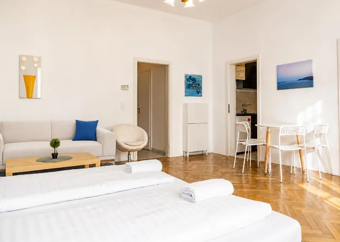 Apartment Stylish 2br, Perfect Location & Well Connected *
